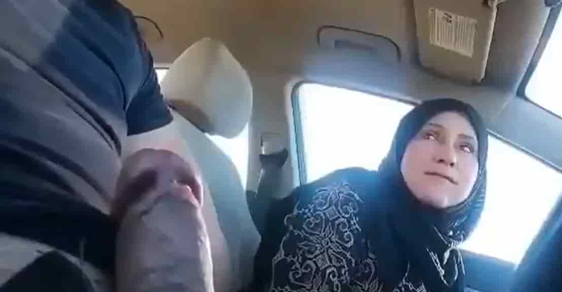 محجبة تتمص في السيارة وتخاف من الناس – سكس عراقي صريح