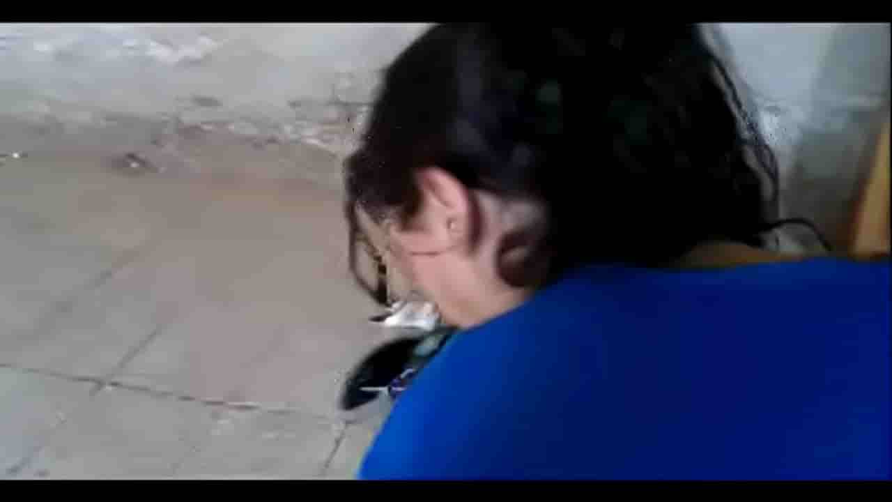 ينزعها البنطلون وينيج طيزها وهي راكعة وفرحانة – سكس عراقي خلفي