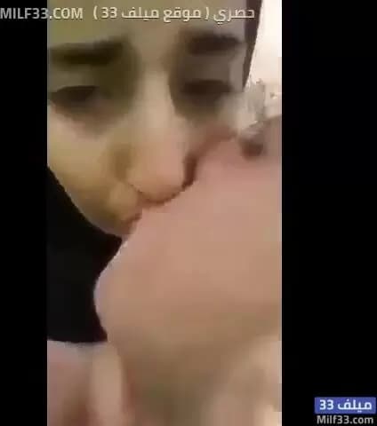 طالبة عراقية محجبة تصور حبيبها وهو يمصمصها بالمدرسة – سكس عراقي