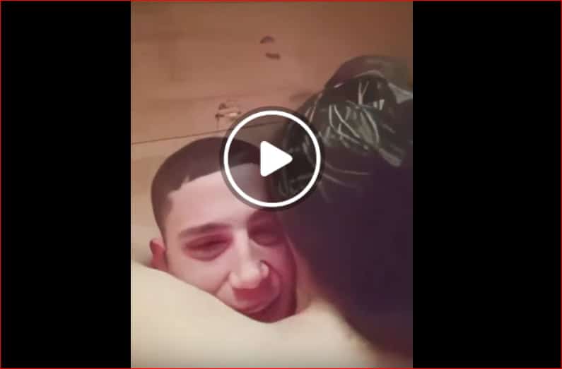 شاب سوري وزوجة اخوه السمينة فوقه تدعك كسها بشهوة عليه وهو بيصور ويضحك على المشهد