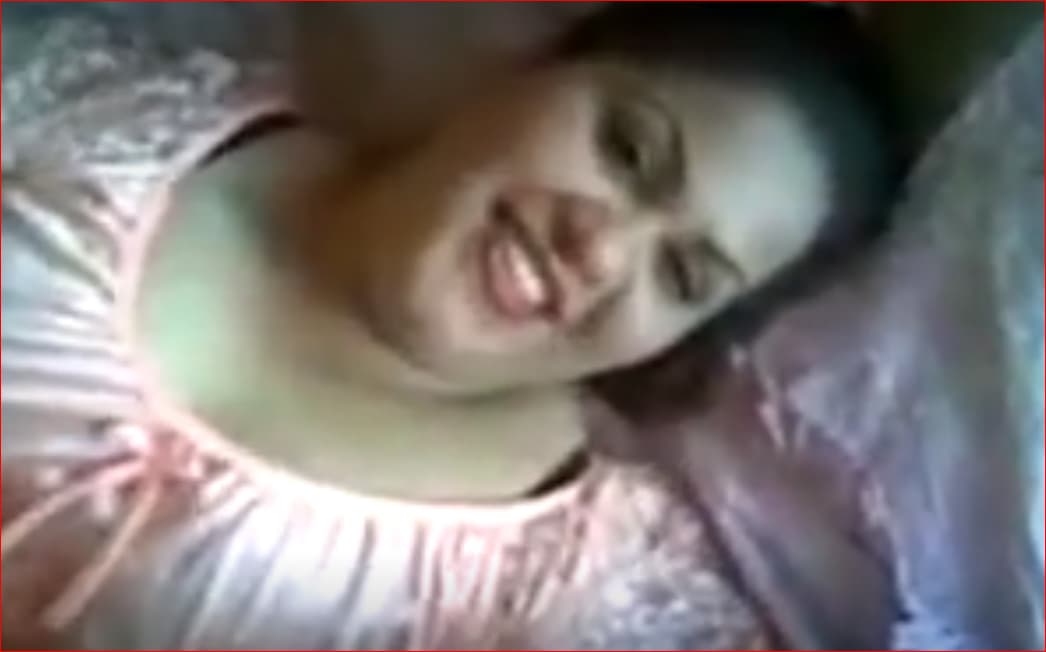 خجلانة من الكاميرا – سكس عراقي يصورها وهي تستحي ما تباوع للكاميرا هواي ودكول له صور كسي وبس