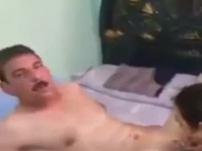 تصوير سكس مصري مسرب حقيقي لراجل معاه مزتين بنات واحدة بتصور والتانية بتلحس طيزه