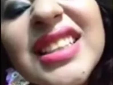 نودز مصرية حاطة طن مكياج عل وشها بتدلع وهي بتسجل فيديو لخطيبها أو حبيبها