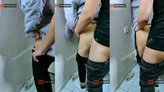 شاب مصري بنيك صاحبته في الحمام المول وبيشم كسها